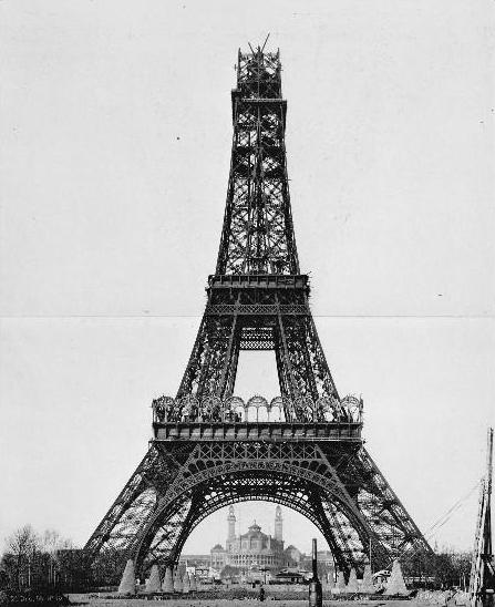 Thang máy của tháp Eiffel (Paris, Pháp)