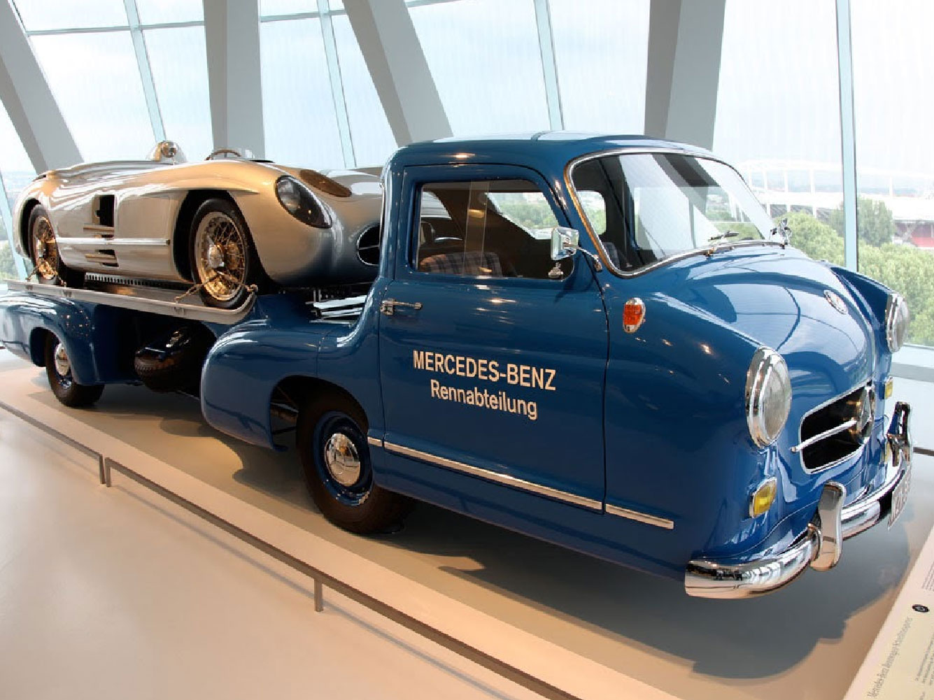 Thang máy độc nhất vô nhị tại bảo tàng Mercedes-Benz