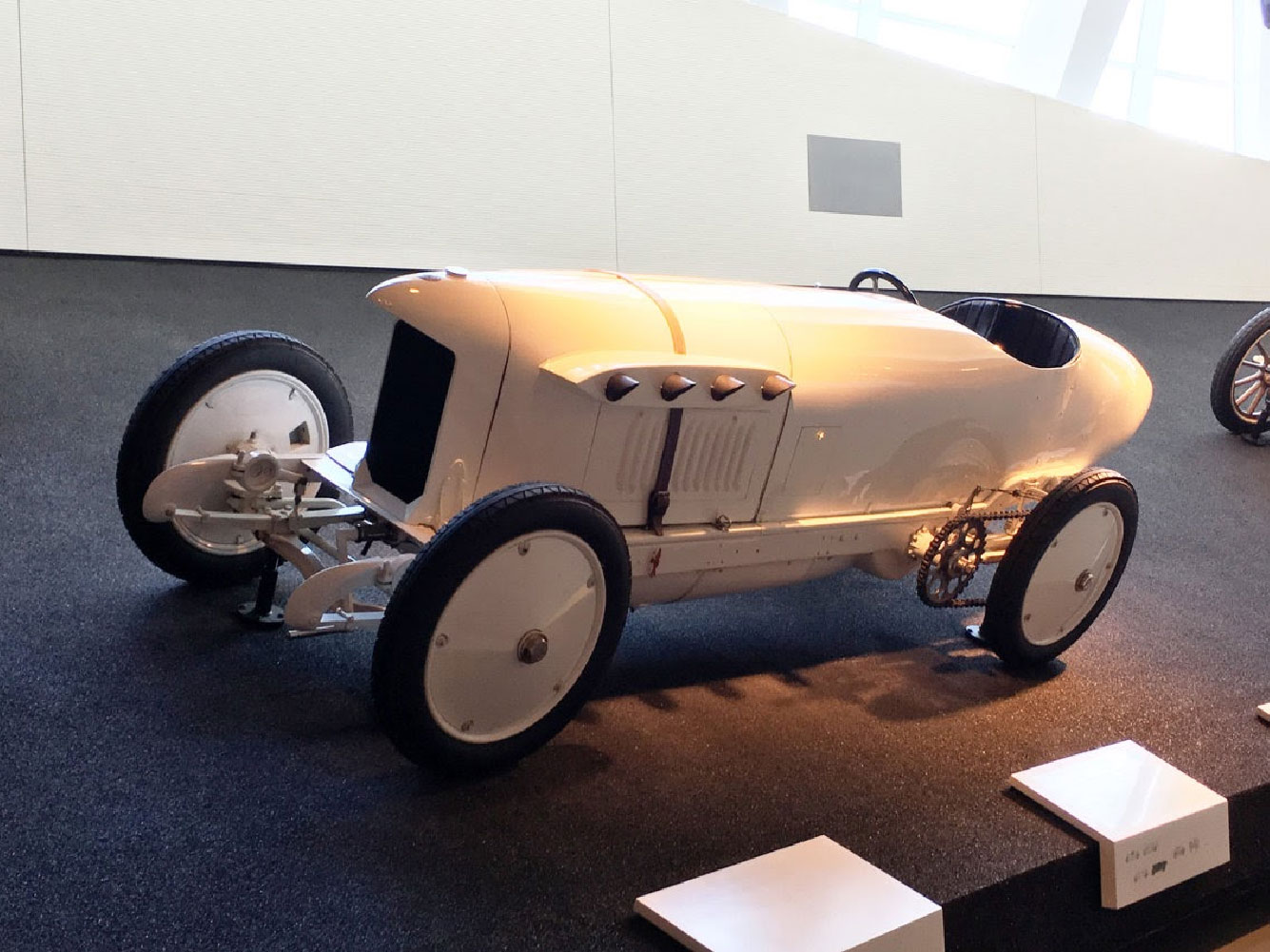 Thang máy độc nhất vô nhị tại bảo tàng Mercedes-Benz