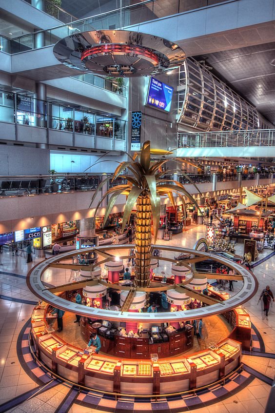 Hệ thống thang máy tải khách khủng tại sân bay quốc tế Dubai.