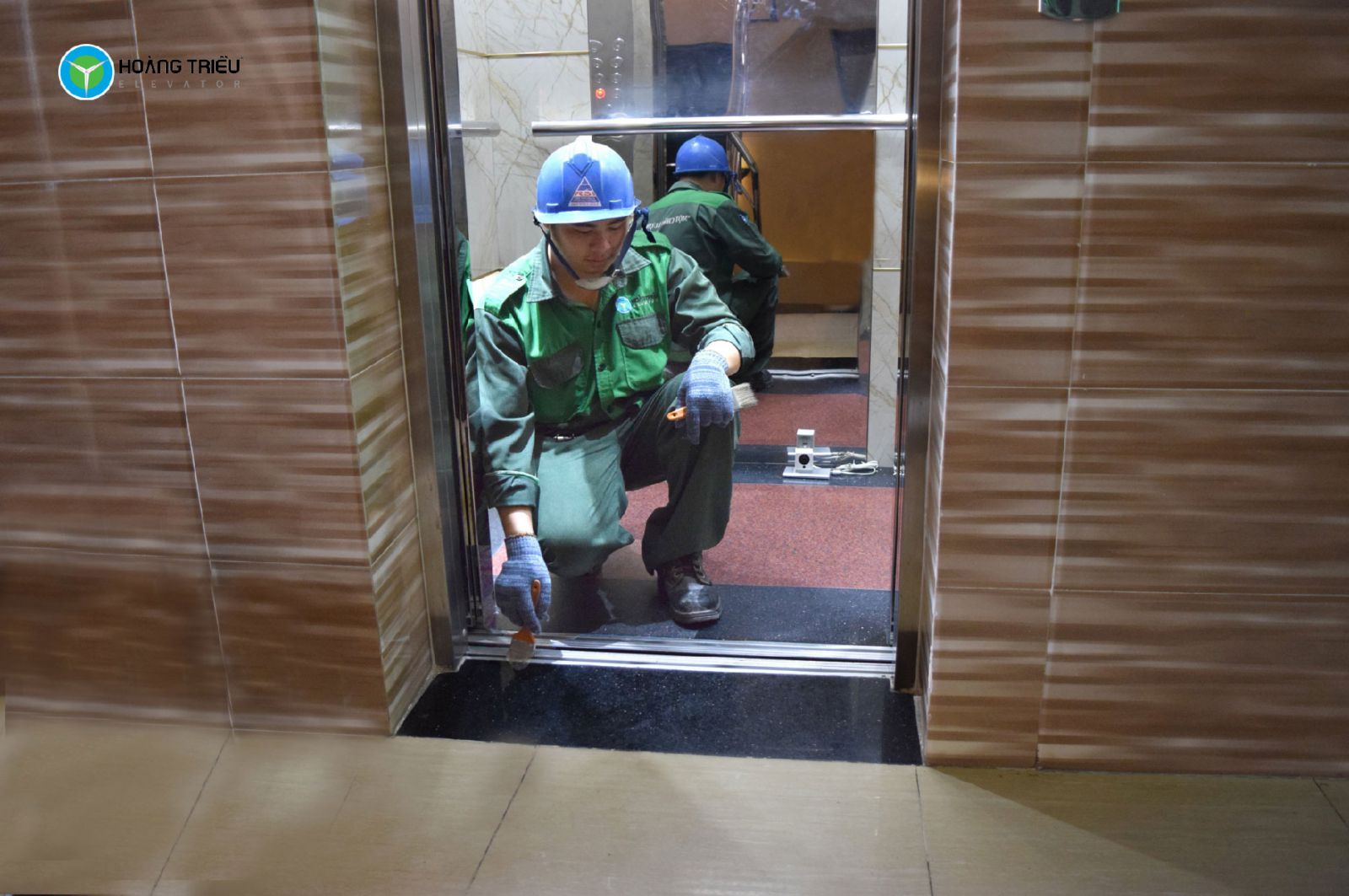 thang máy tải thực phẩm Hoàng Triều